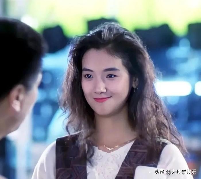 割过双眼皮的女明星对比,割双眼皮失败的明星谁最惨