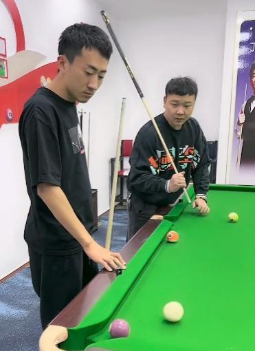 小伙自创台球杆法挑战丁俊晖,仙人杆法挑战丁俊晖原视频