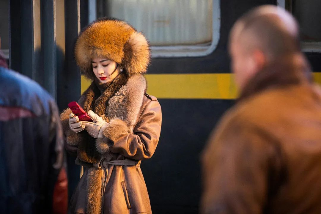 赵丽颖dior红色丝绒连衣裙,谁说赵丽颖没有少女感的