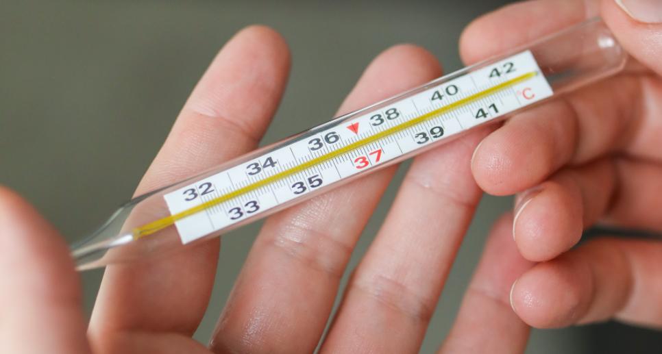 孩子服用退烧药仍然高热不退,孩子高热不退喝什么退烧药