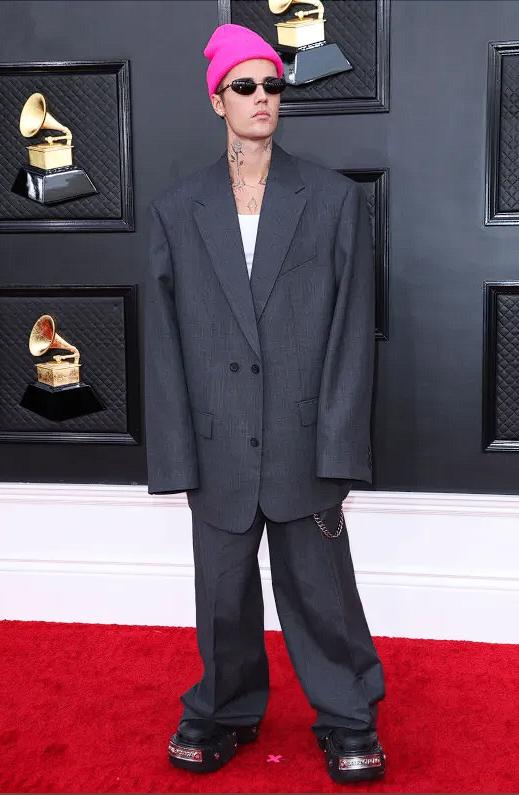 科勒卡戴珊一身红衣服出镜,科勒卡戴珊穿白西装图片