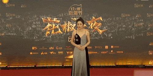 明星红毯假摔事件,明星红毯假摔倒抢镜