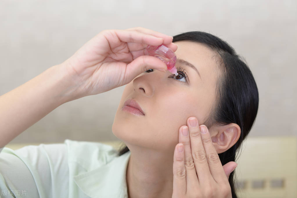 眼睛肿流黄色液体,眼睛肿了为什么会流黄色东西