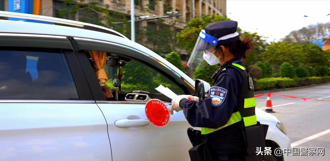 【疫情当前警察不退】一面*旗国**，一个人！50多天里，每天她只能跟街对面的家人挥挥手……