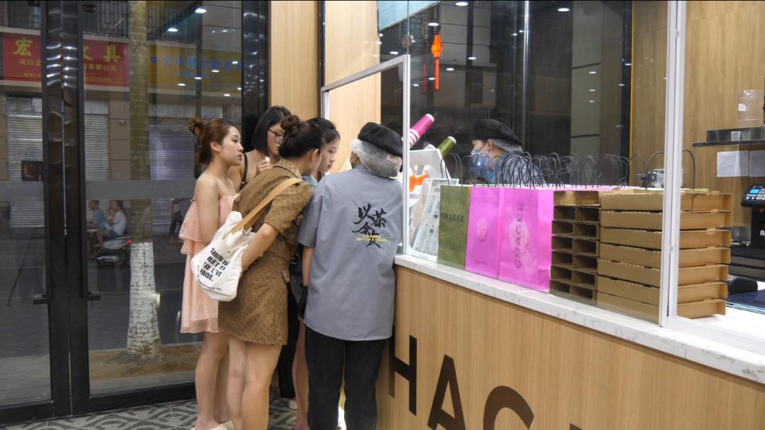 高温冷饮店火爆场面,高温炙烤南亚和东南亚多国