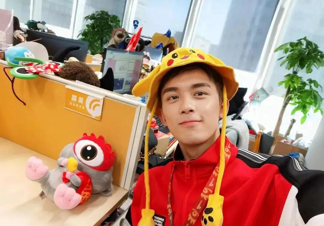 又土又浮夸，当男明星用上美颜滤镜，一个比一个怪异，太好笑了