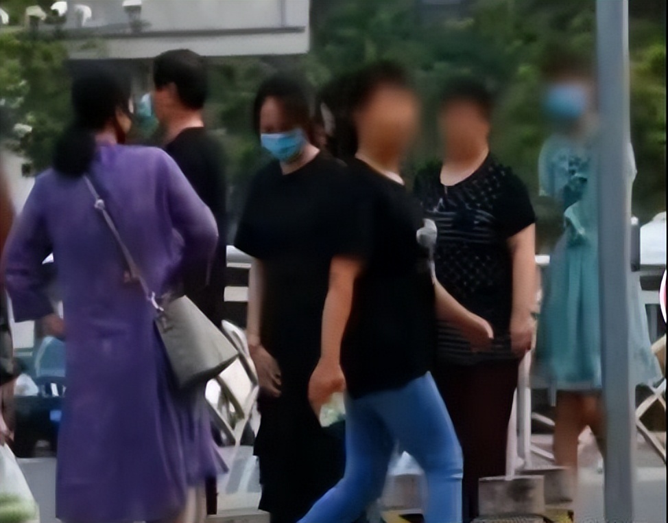 到底打了谁的脸？抑郁症少女被母亲当街怒骂：不愁吃喝你装什么装