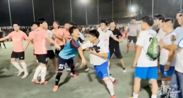 鑳屽悗椋炶剼韪逛汉瑙嗛鍚庣画,鐢峰瓙鑴氳涪瓒崇悆琚鏂规墦