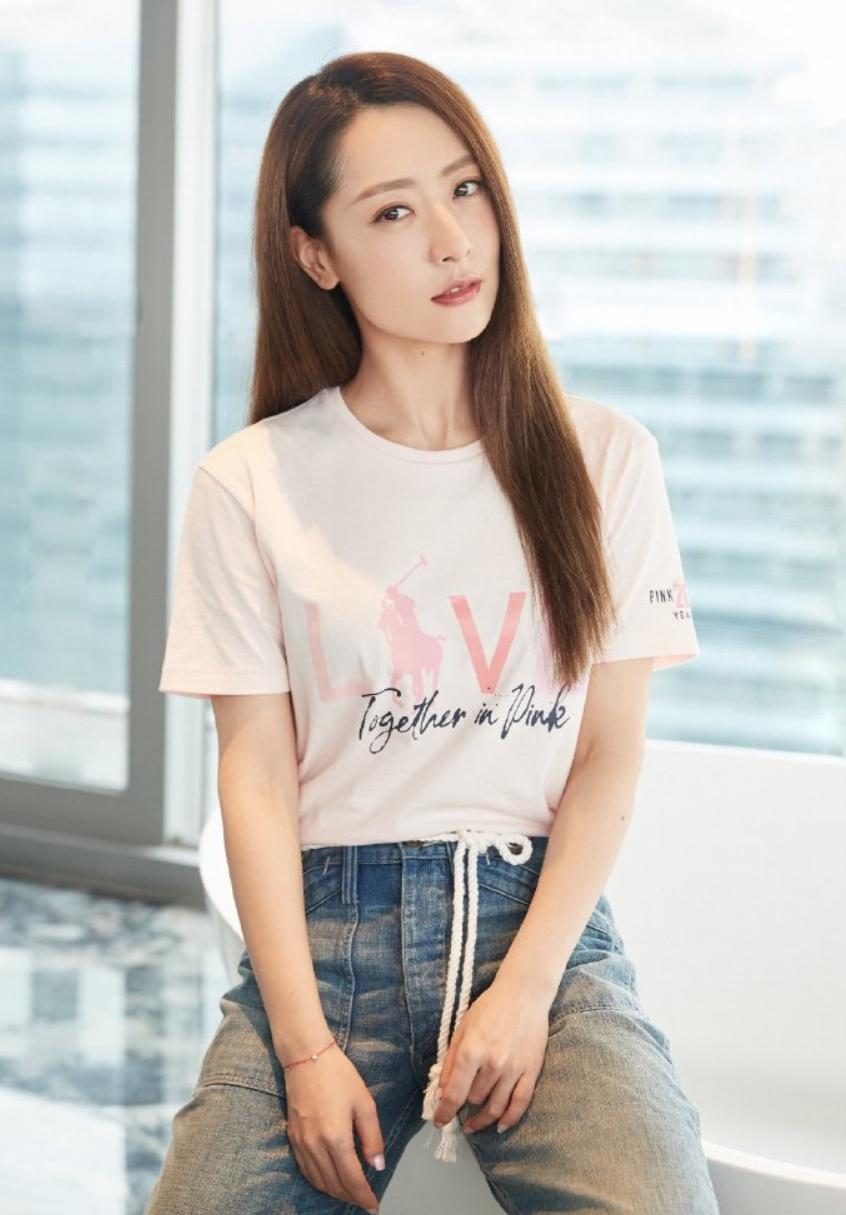 她是英皇在内地一姐,靠成龙力捧出演《神话》,礼服事件备受争议