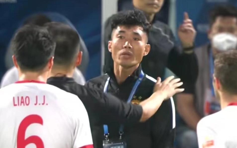 中超赛场爆发大规模冲突裁判是谁,中超比赛裁判引发冲突