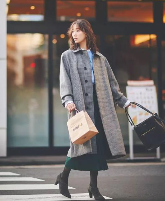 大衣配牛仔背带裙早春穿热吗,连帽大衣搭配阔腿牛仔裤