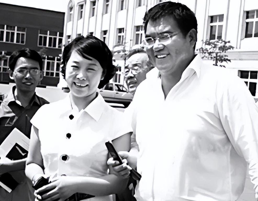 汶川地震男人全家人遇难后的采访,汶川地震被埋小伙对妻子说的话