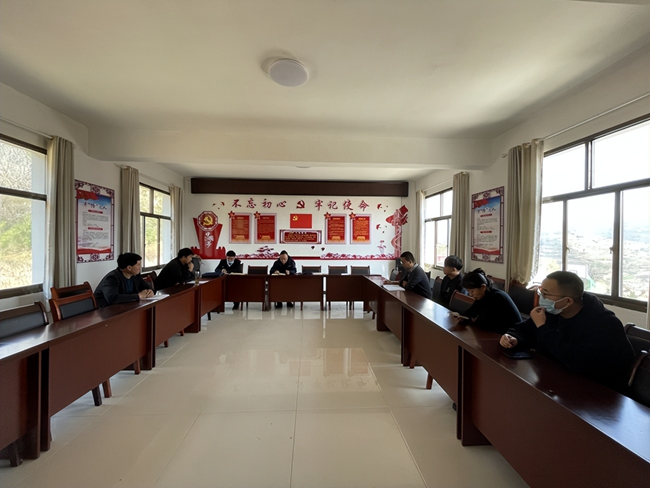 “乡村振兴你我同行”——张家川县文体广电和旅游局向帮扶村学校捐赠学习体育用品