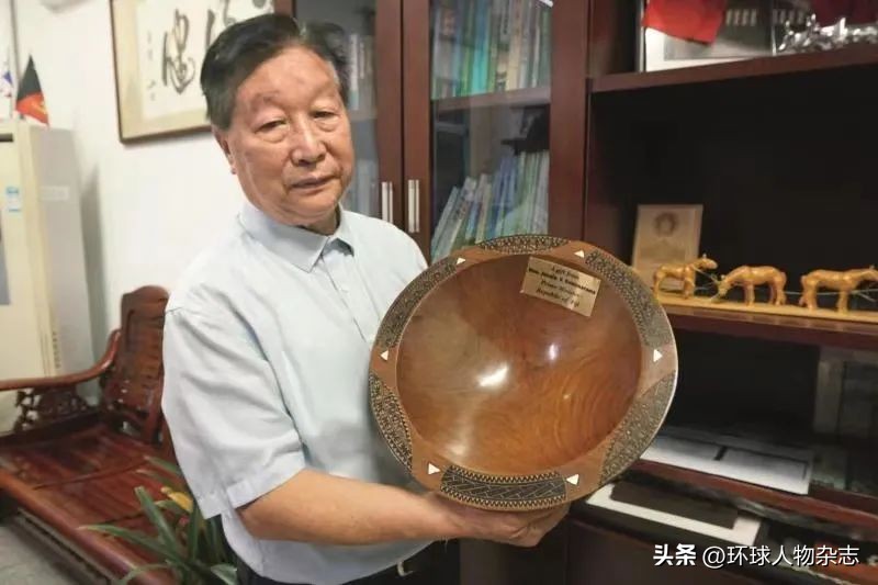 这位二十大代表常年在一线摸爬滚打，参会“穿正装不自然”