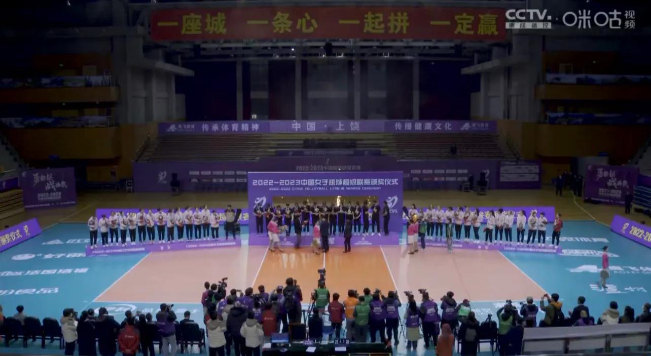 中国女排姚迪和李盈莹的视频,天津女排姚迪合影举奖杯