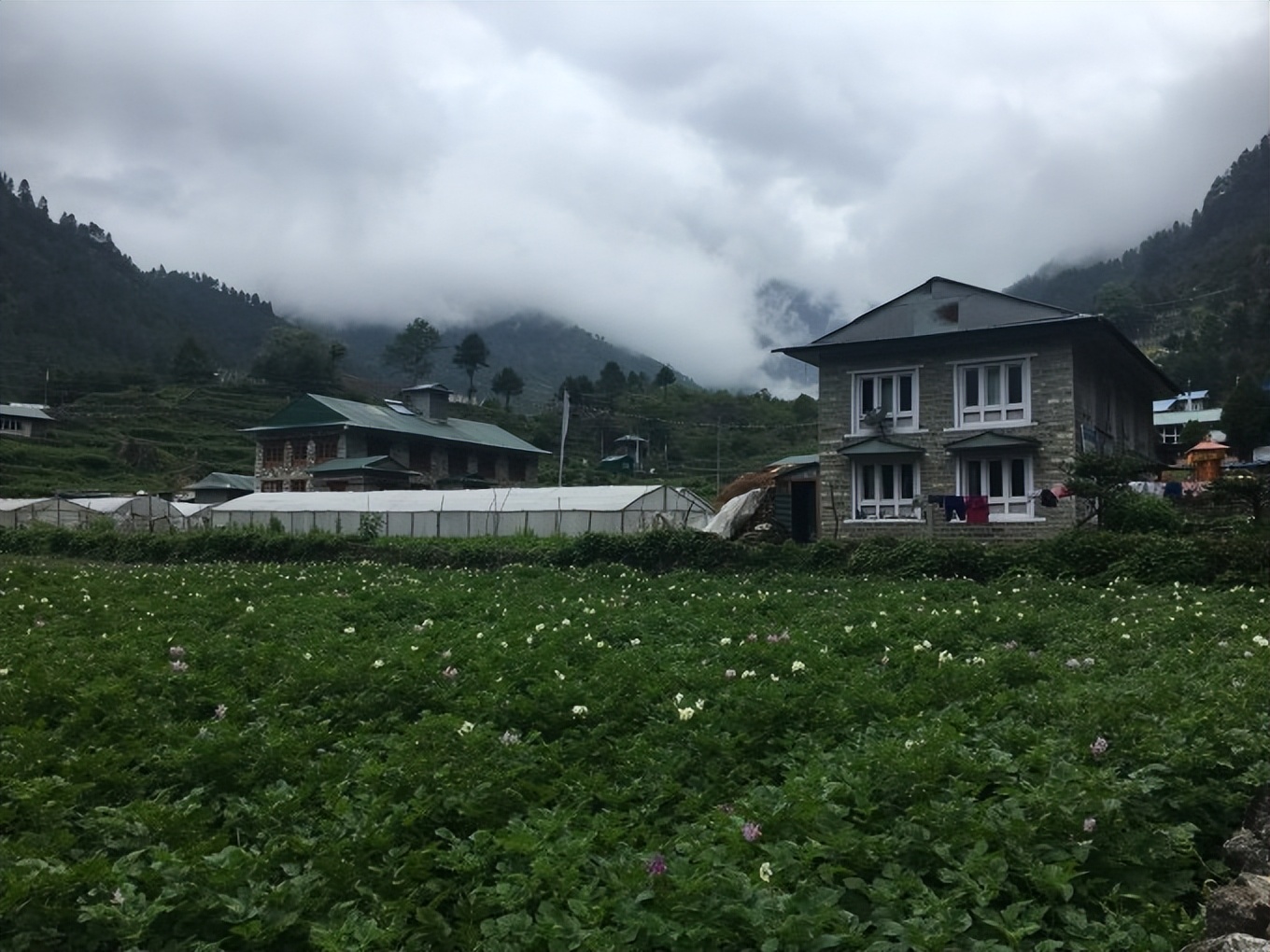 想去登珠峰感受什么,攒钱去旅行到底值不值