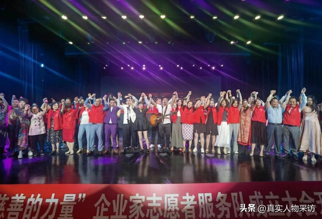 8090后的街头卖唱,13岁少年坚持7年陪父街头卖唱