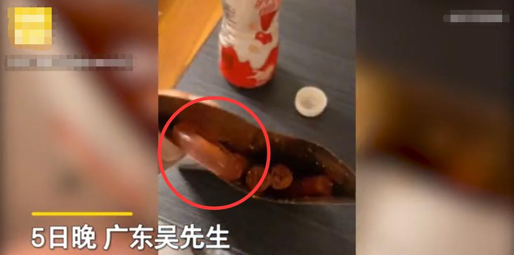 广州一男子在辣条内吃出不明橡胶圈物体，立即反映给超市和生产厂家，其称：不要赔偿，只需官方给出解释