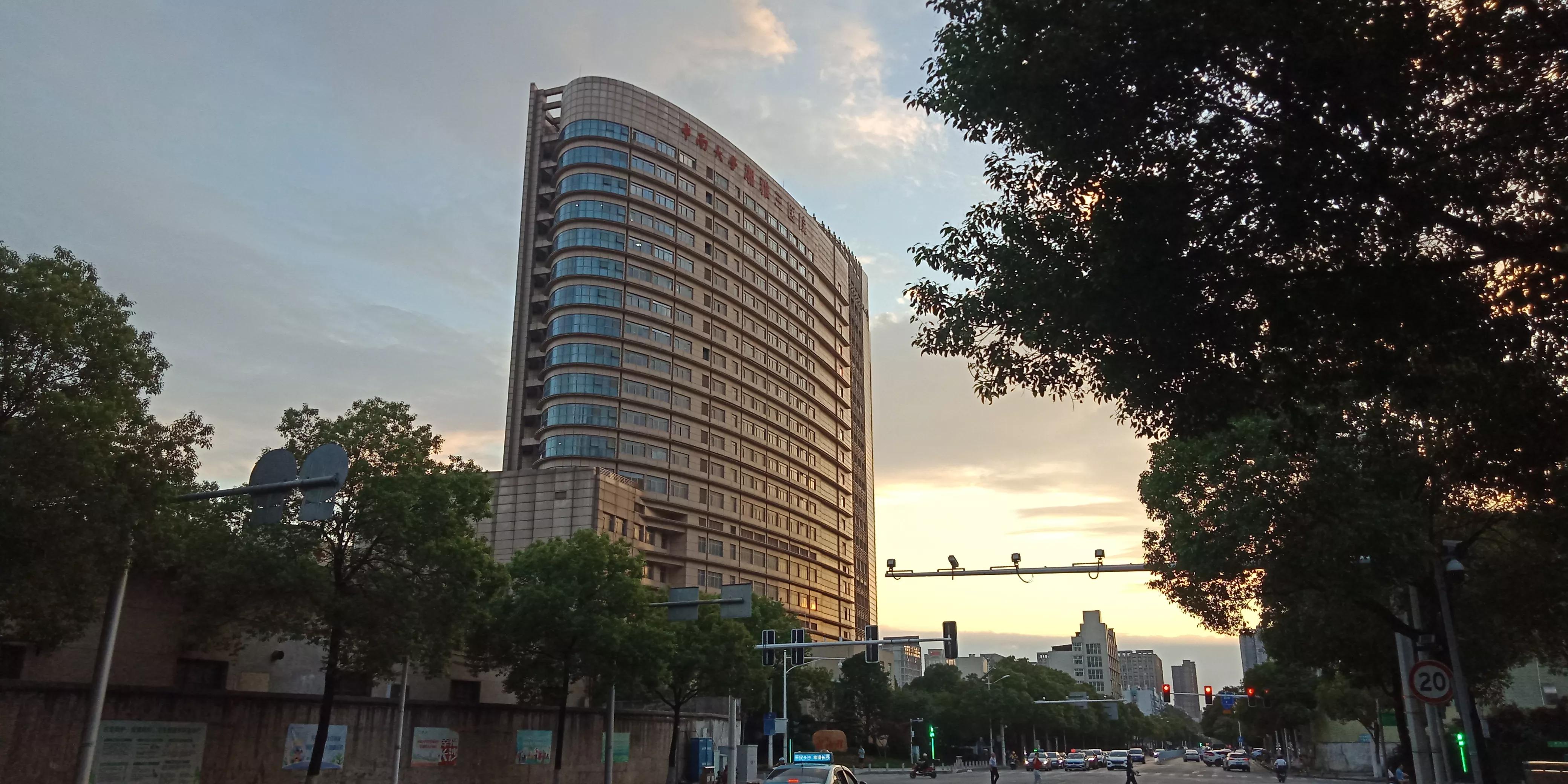 雄伟壮观的，湖南省长沙市中南大学湘雅三医院的外科大楼