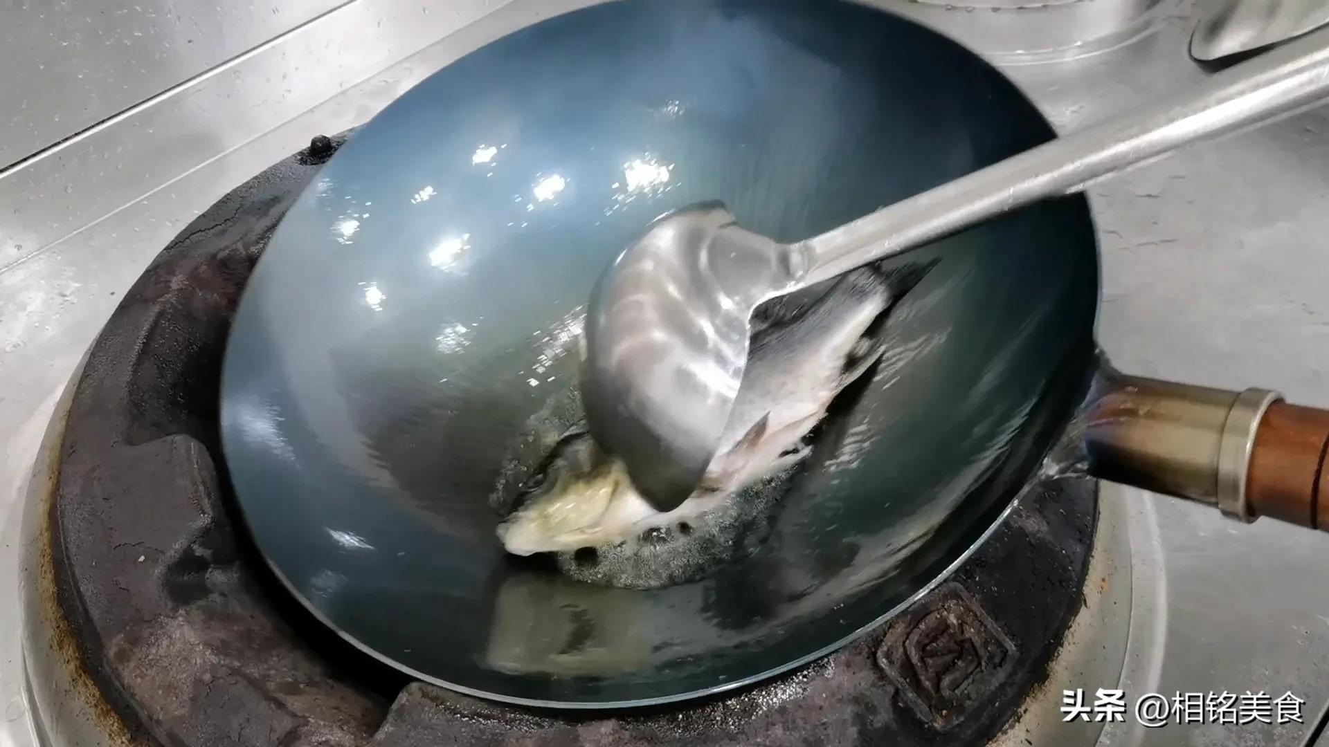 新铁锅怎样开锅小妙招视频,不粘锅的铁锅最佳开锅方法