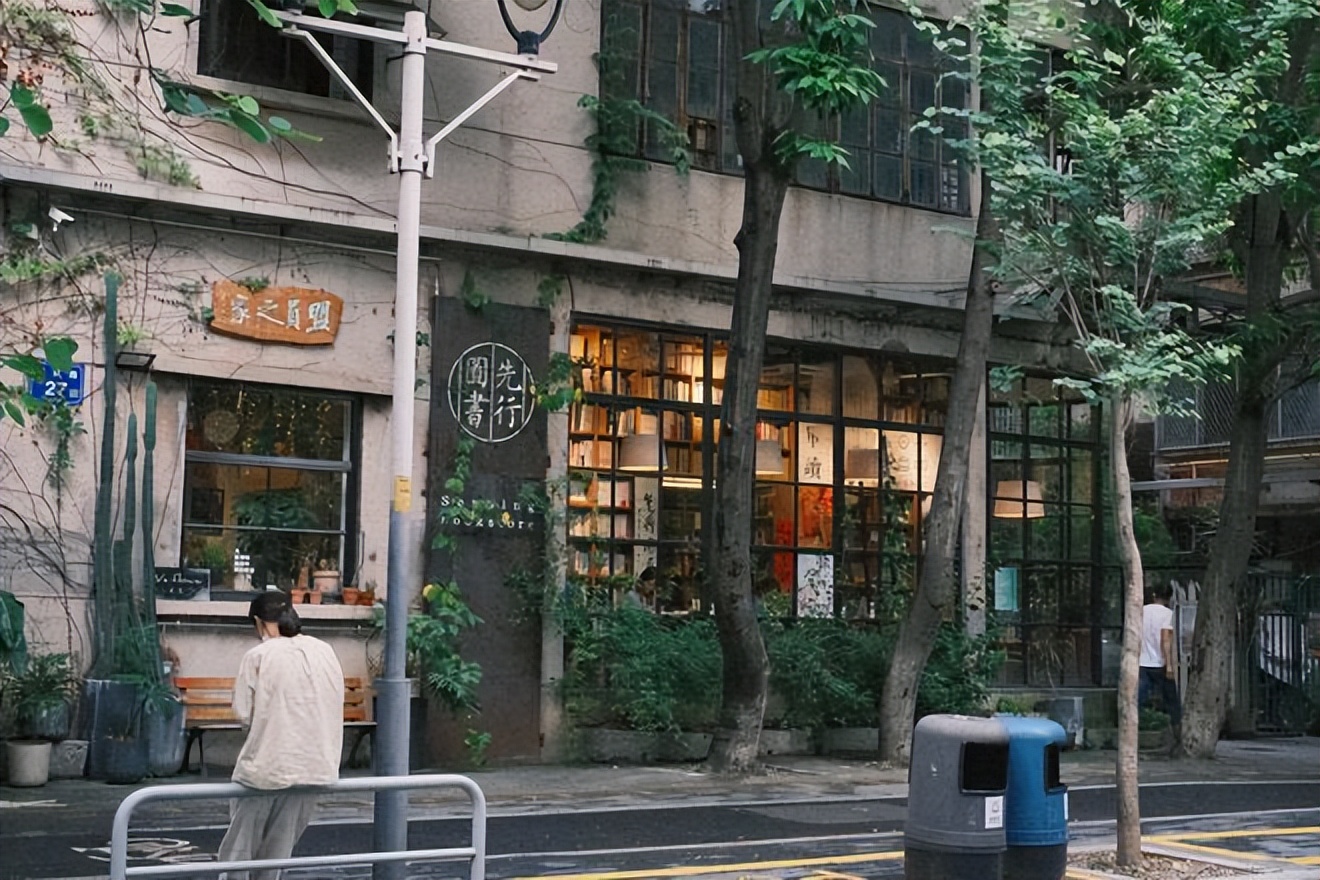 佛山70后老板打造300平书店弧形落地窗美翻了