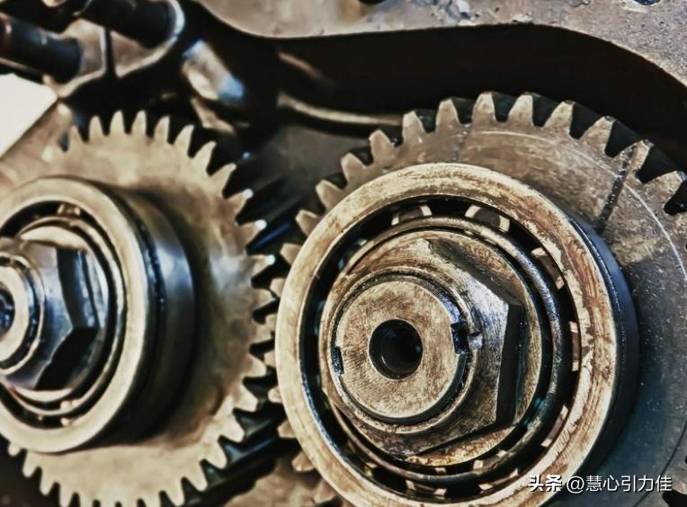 材料特性与机械设计优化，其刚度、耐腐蚀性的变化有什么不同