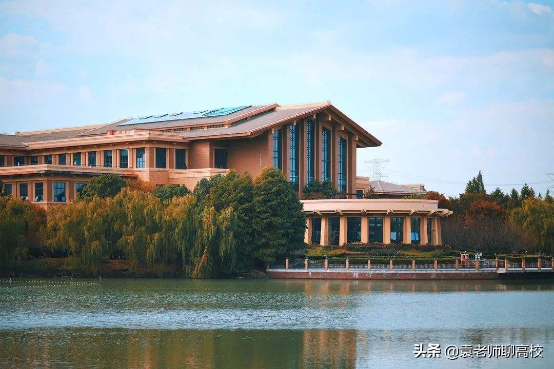 西北政法大学与上海政法学院，一个老牌一个新秀，你会怎么选？