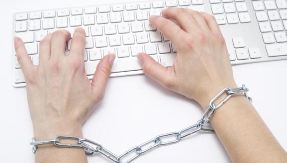 李某等通过网络打码牟利，是否构成网络环境中侵入的刑法认定？