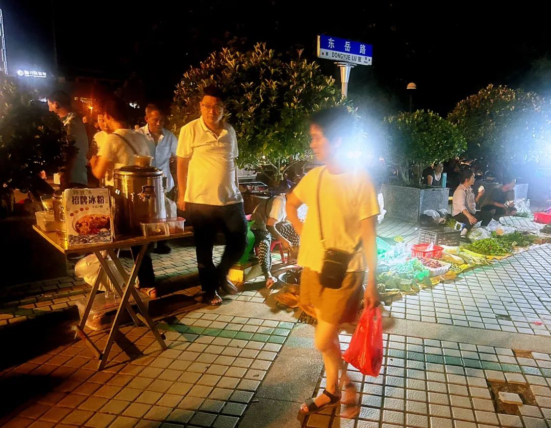 全球学子嘉游赣|华灯初上夜未央，去逛逛这几个夜市，感受烟火夜上饶！