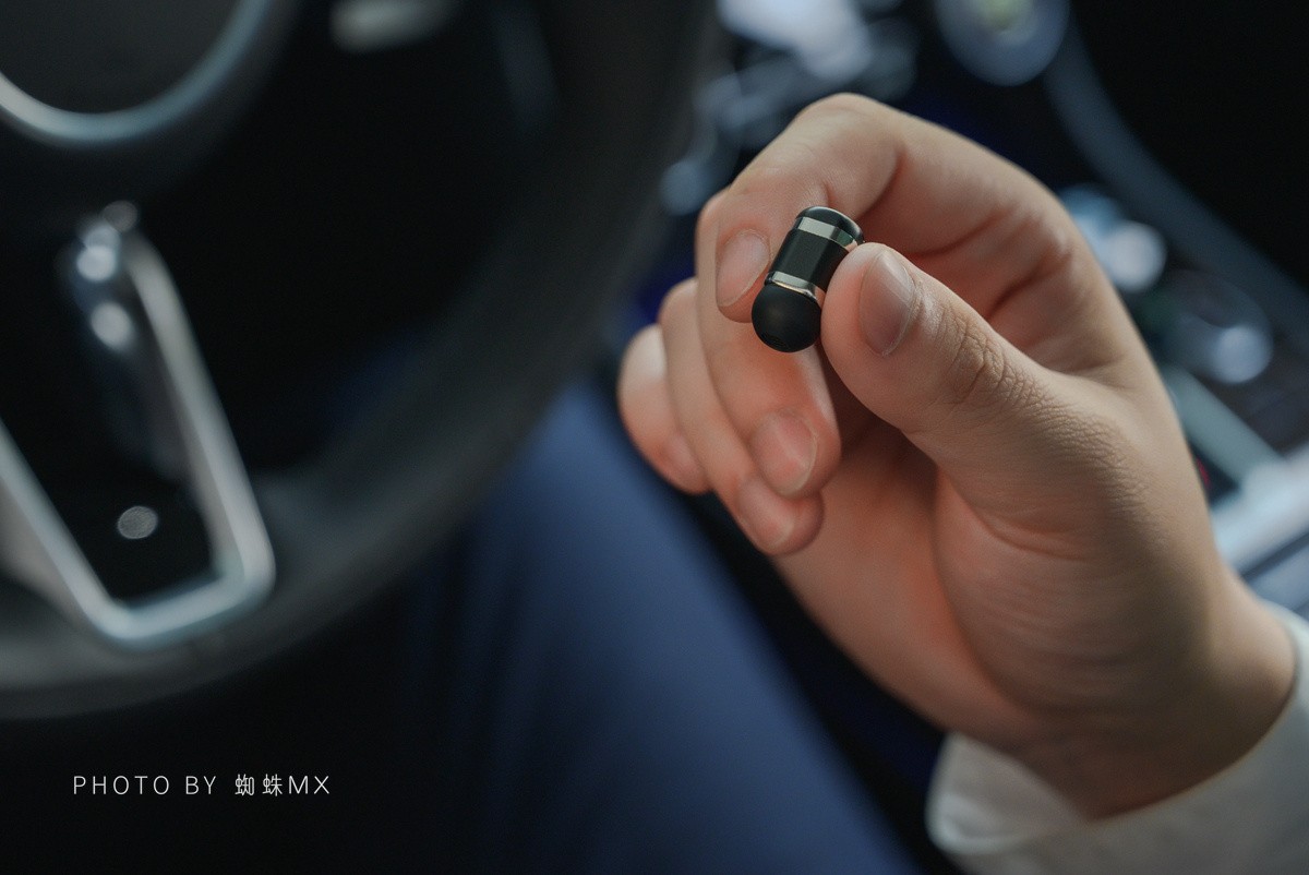 华为WATCHBuds耳机表体验：弹盖屏幕+磁吸耳机，这创意值100分