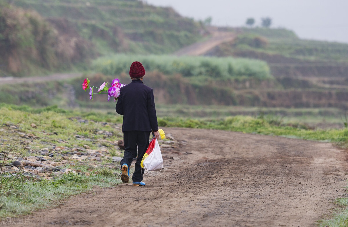 女孩从小被嫌弃10年后回家,女孩从小被嫌弃十年后回家