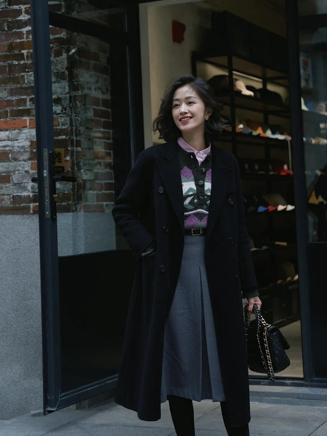 黑色连帽针织衫搭什么颜色的大衣,针织大衣配什么内搭最好看