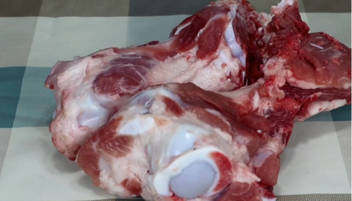 熬骨头汤时不要加生水,熬骨头汤的时候怎么才能不生泡沫