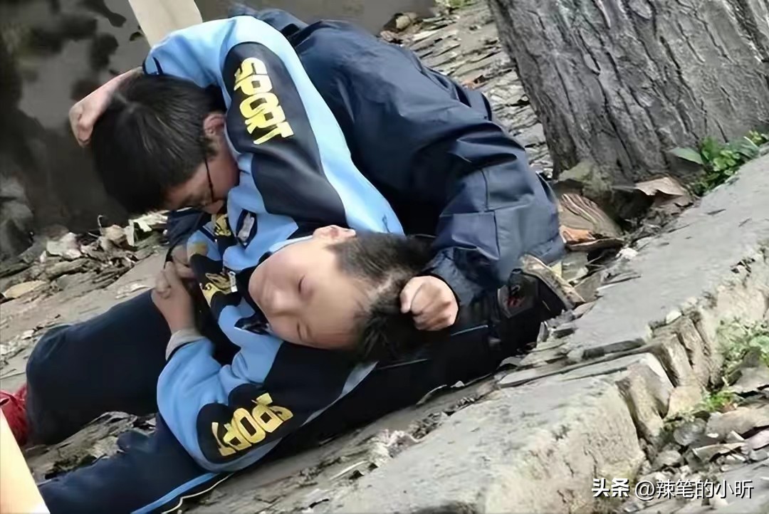 被泼硫酸毁容16岁女生,2017年18岁少女被泼硫酸毁容