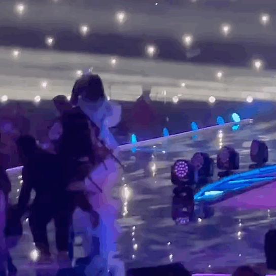 24年来守护着4个兄妹,最后却一个都留不住,何炅老了,都结束了