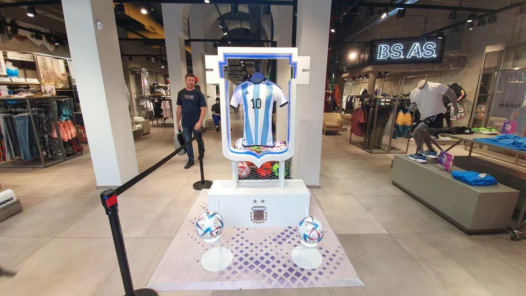 16-17赛季梅西亲笔签名球衣,梅西在哪个队签名的球衣更值钱