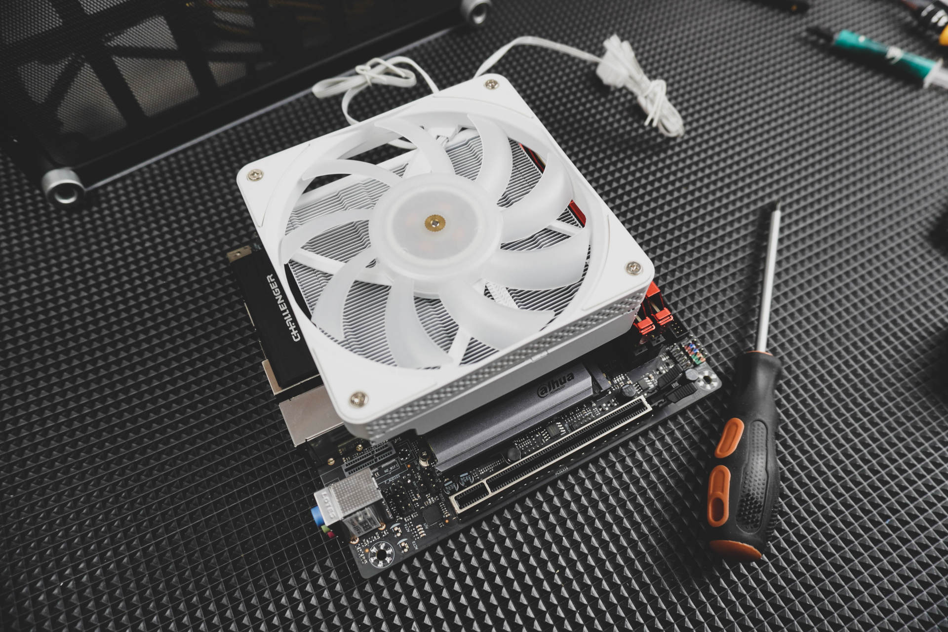 桌面空间太小怎么改造,台式机机箱越来越小