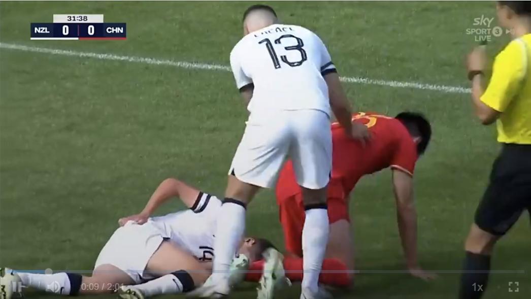 国足关岛赛前球迷举横幅标语,国足球迷举旗