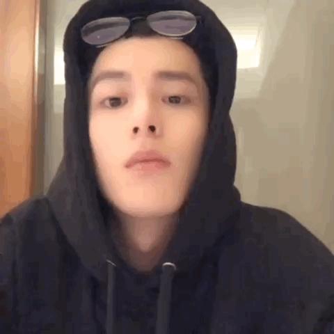 王鹤棣出席活动微博惊艳,王鹤棣一夜爆红的反应