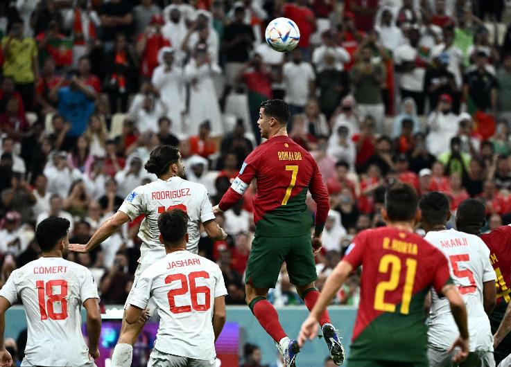 c罗是体育界的偶像,其实c罗才是足球之王