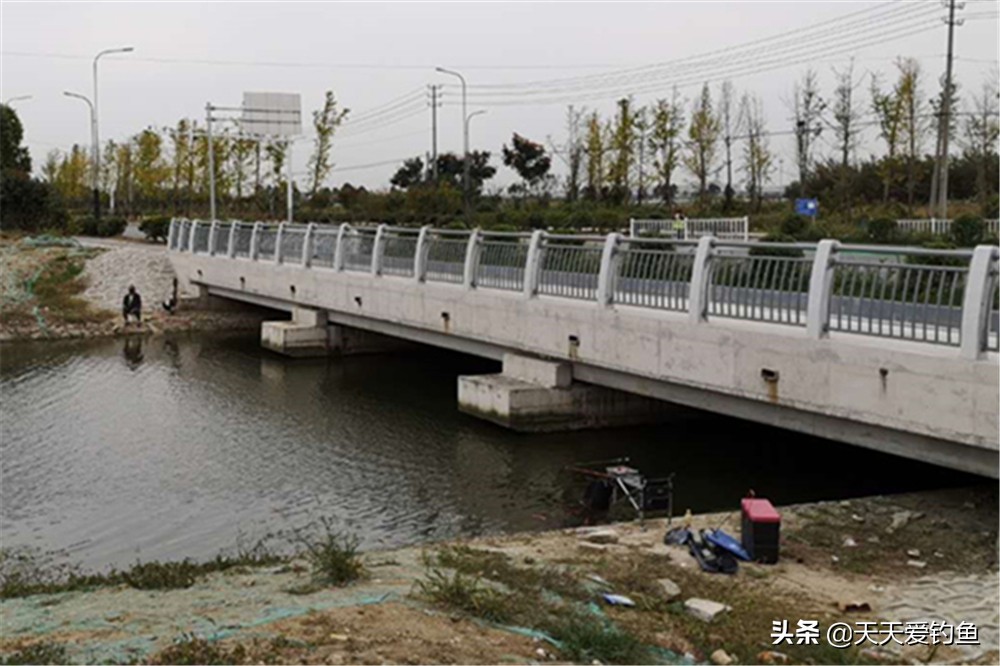 找鱼窝的正确方法冬季野钓鲫鱼,野钓鲫鱼怎样找鱼窝最佳