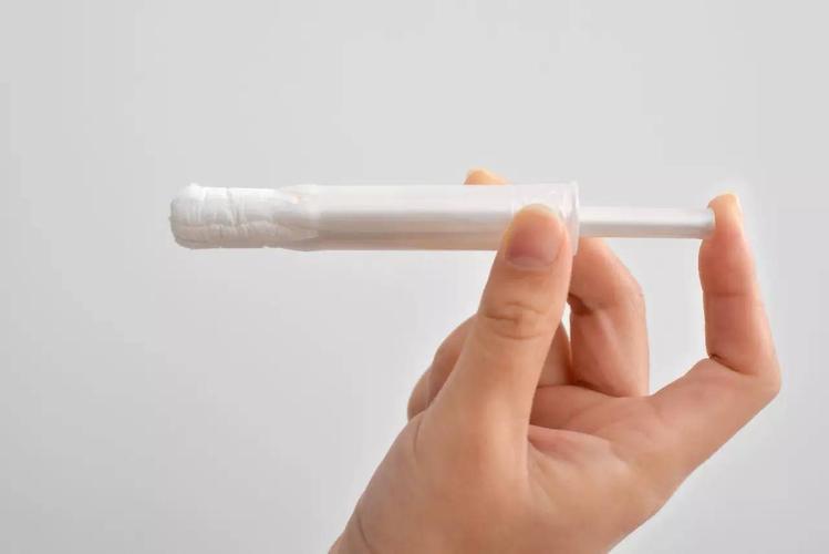 21岁女学生，偷用卫生棉条被卡住，去医院求助，医生苦笑：用错了