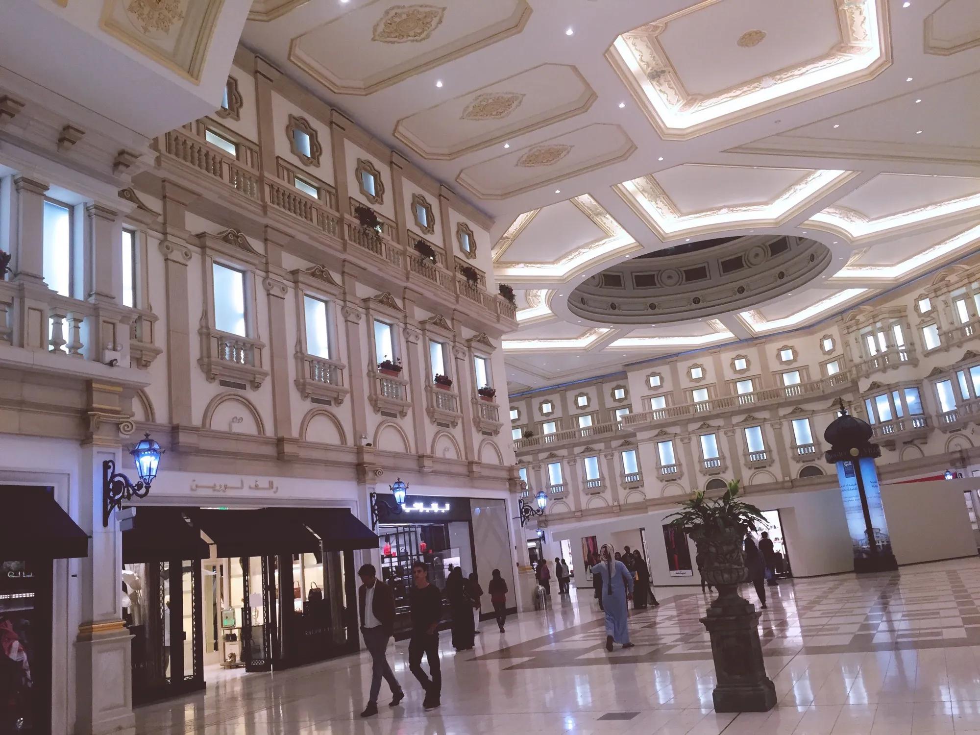 真实的卡塔尔长这样，一半沙漠一半海水