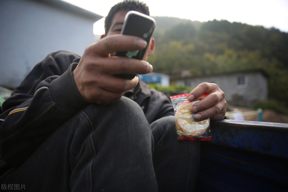 58岁的二婚老伴每月给5000元,62岁阿姨哭诉再婚老伴一再纵容