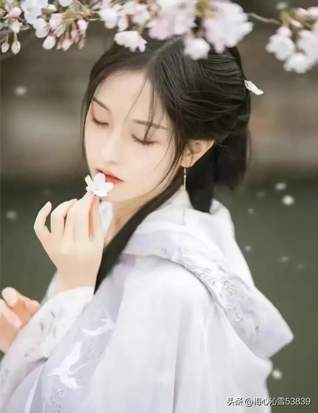 七绝十首：吟花琢月三千句，只向光阴借一痕。