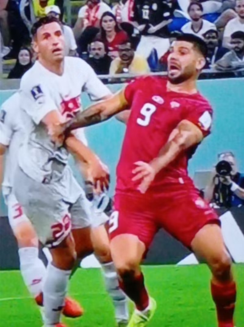 16场黄牌四张红牌的一场比赛,4张红牌16张黄牌哪场比赛