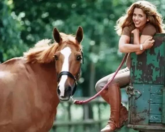 迪拜妻女逃亡 (迪拜酋长的妻女为何要逃离)