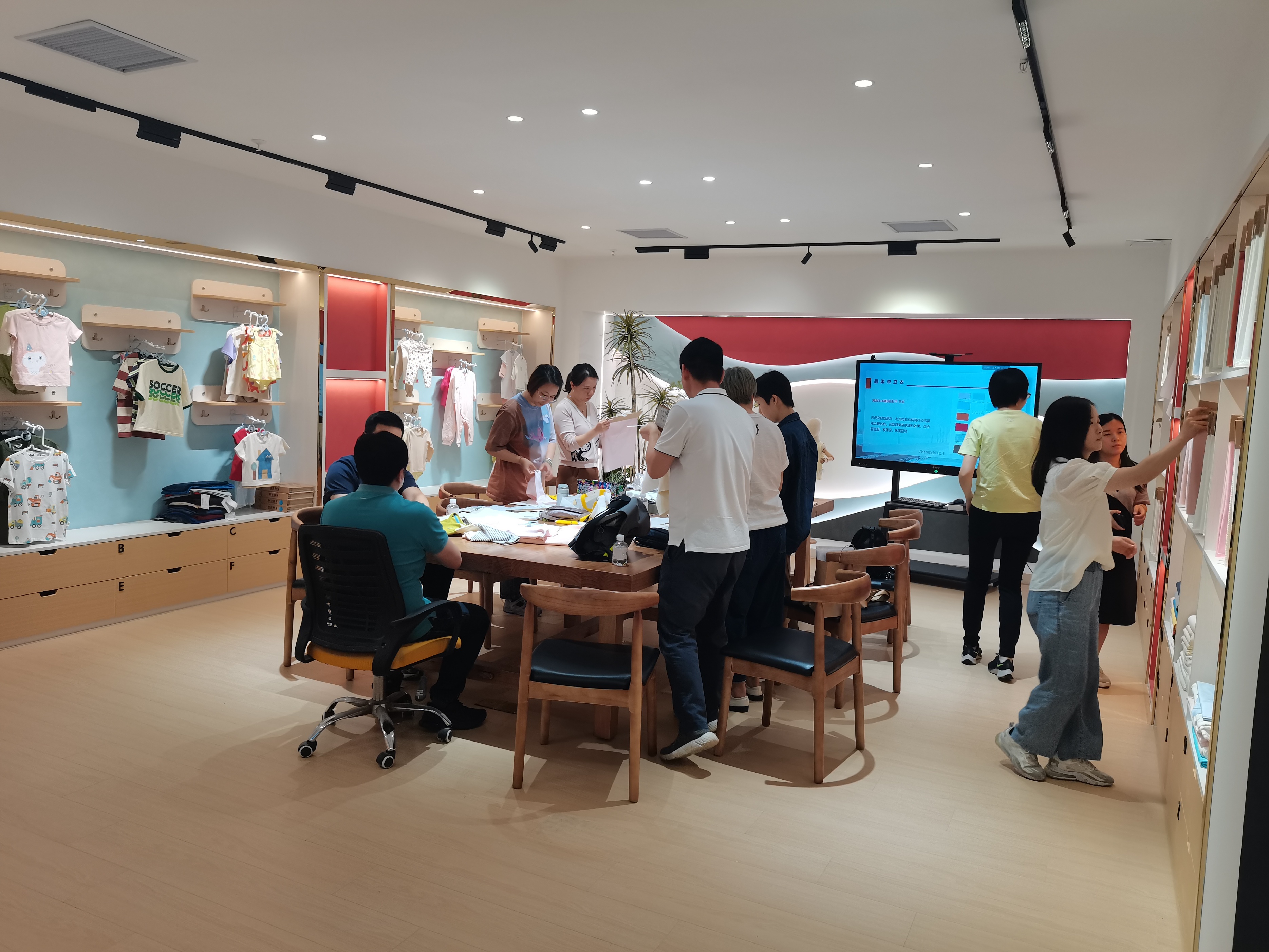 英氏组团到访参观伟纶科技有限公司