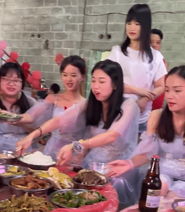 盆装饭惊呆众人，网友狂喊：我家米多，来我拼吃