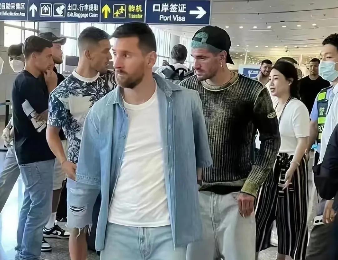 梅西来了完整视频,狂热球迷冲进球场梅西